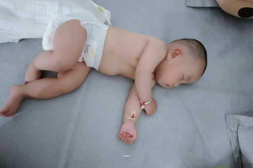 改则宝宝积食发烧怎么处理